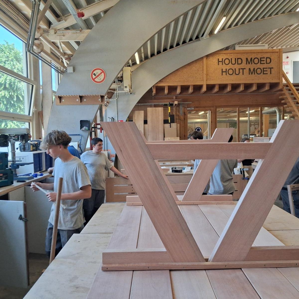 Leeringen aan het werk in het atelier