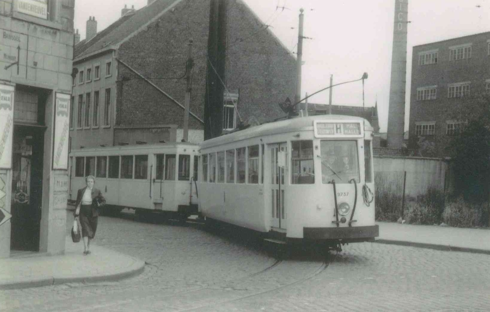 de tram anno 1956 (hoek Ninoofse Stwg en A. Demaeghtlaan) (inv.2868a) de tram anno 1956 (hoek Ninoofse Stwg en A. Demaeghtlaan) (inv.2868a)