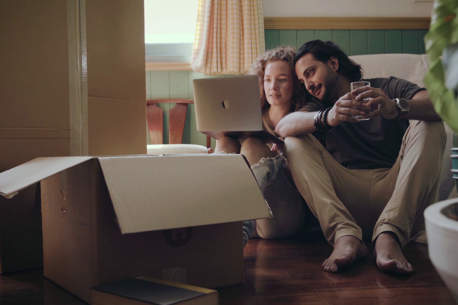 koppel zoekt op laptop naar een woonplaats