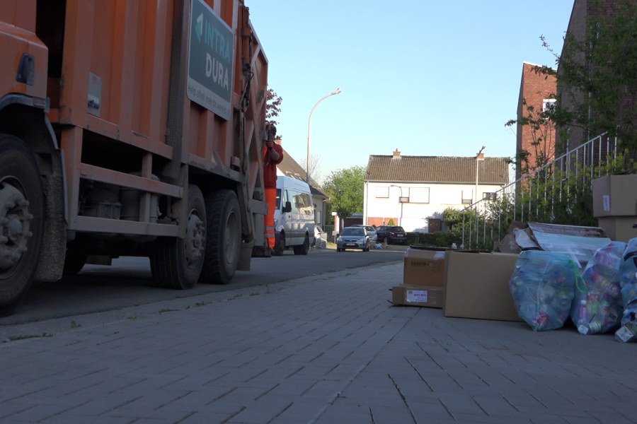 vuilniswagen en afvalzakken