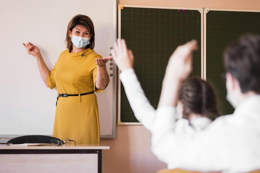 leerkracht geeft les