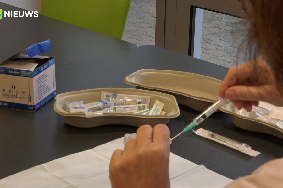 vaccin wordt klaargemaakt