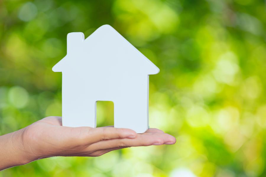 Huis met een hand eronder