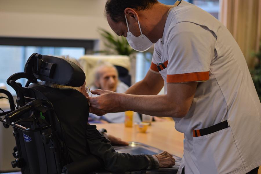 Verpleegkundige verzorgt een ouder persoon (c)Mira Sissau