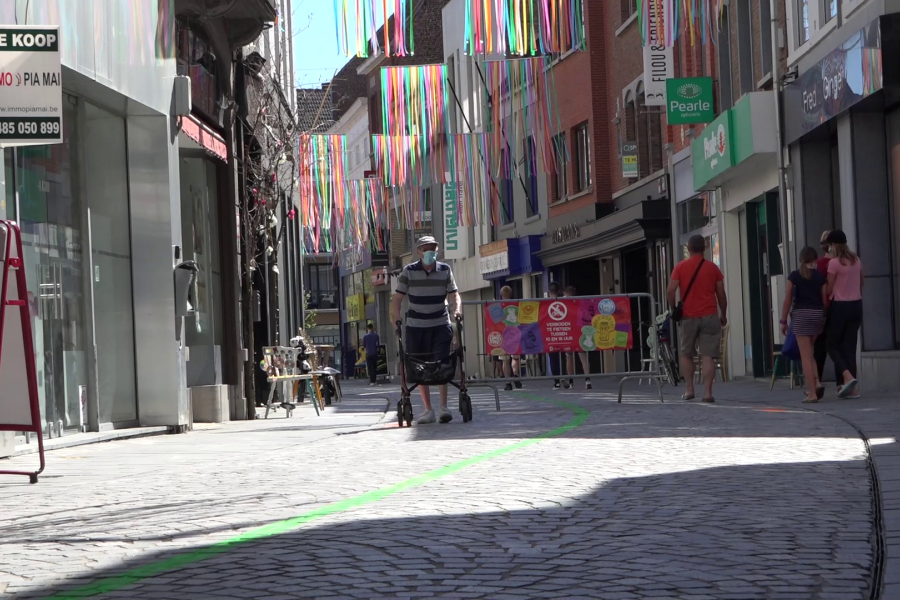 mensen lopen door de Basiliekstraat