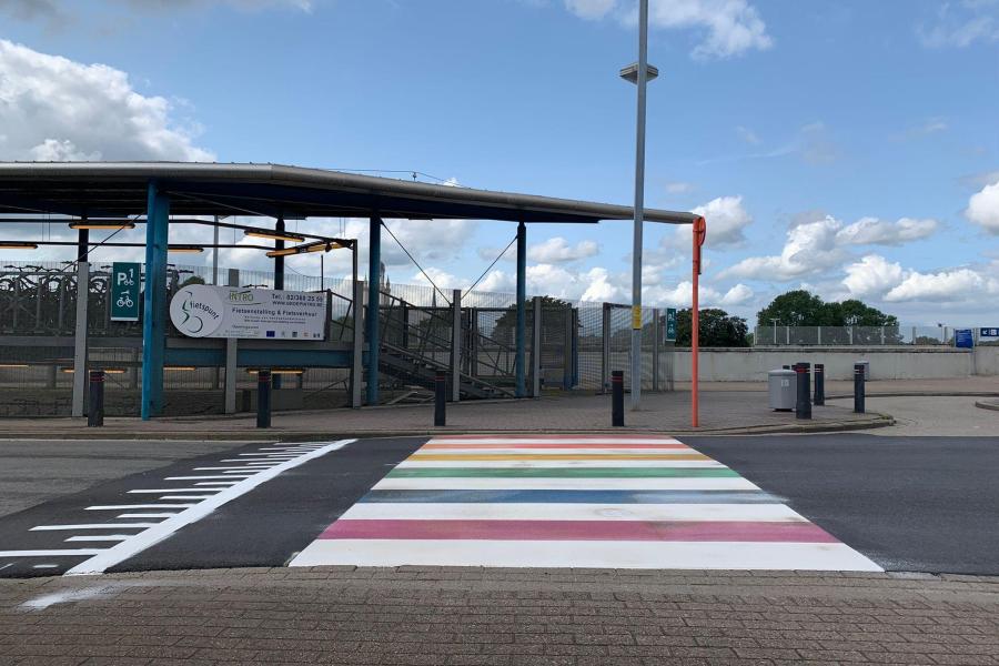 foto van het nieuwe regenboogzebrapad