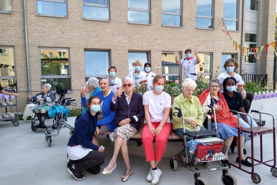 mensen zitten op de dementieterras