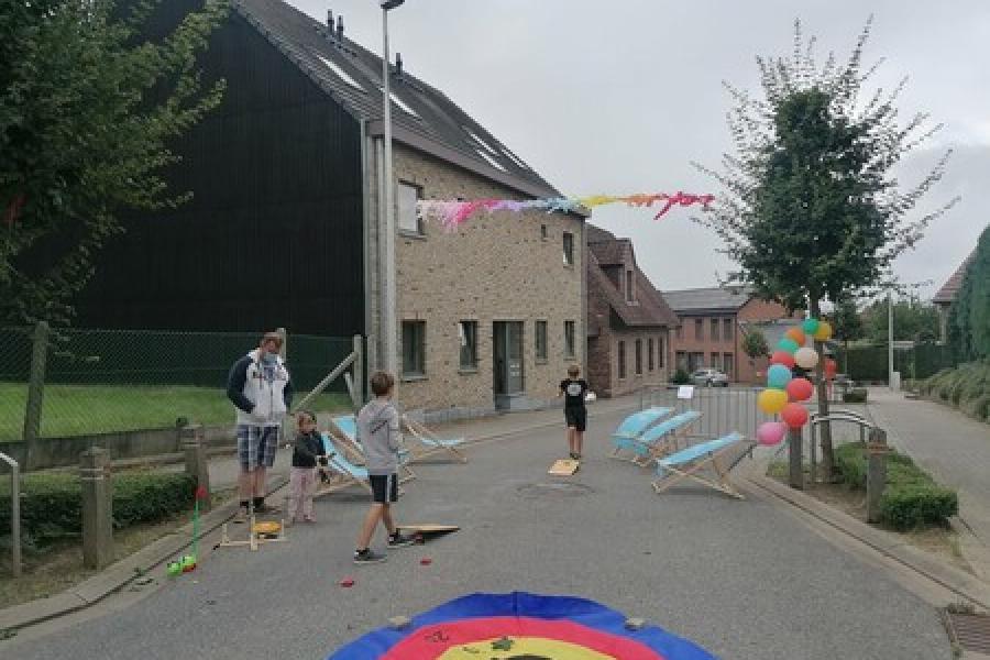 kinderen spelen in de Zavelstraat