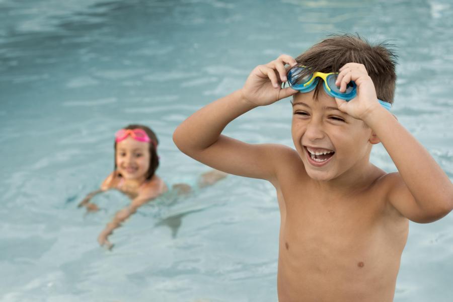 kinderen zwemmen