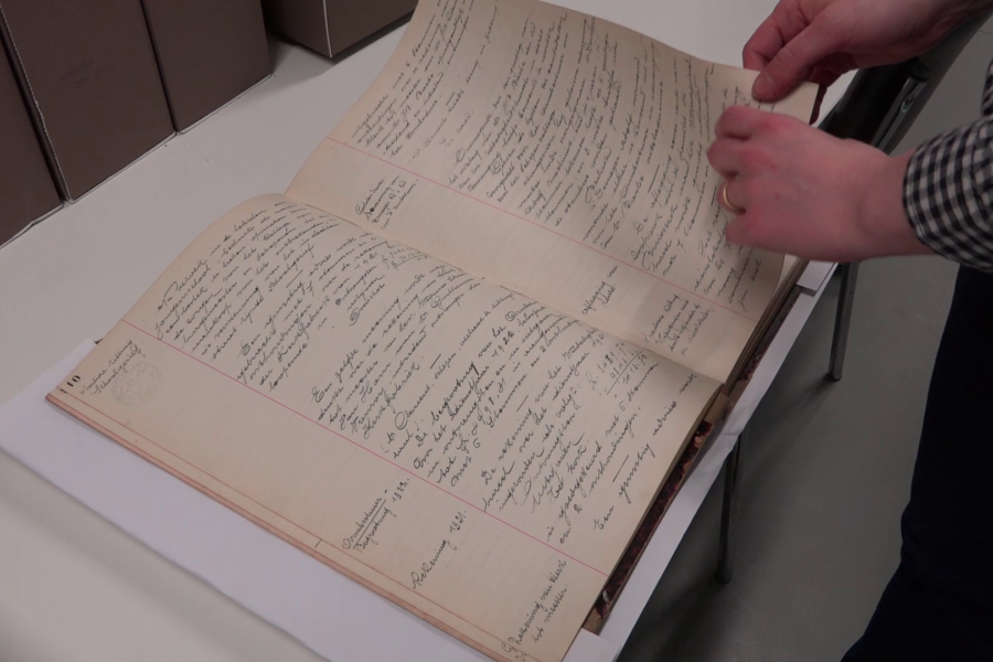 in een oud boek bladeren