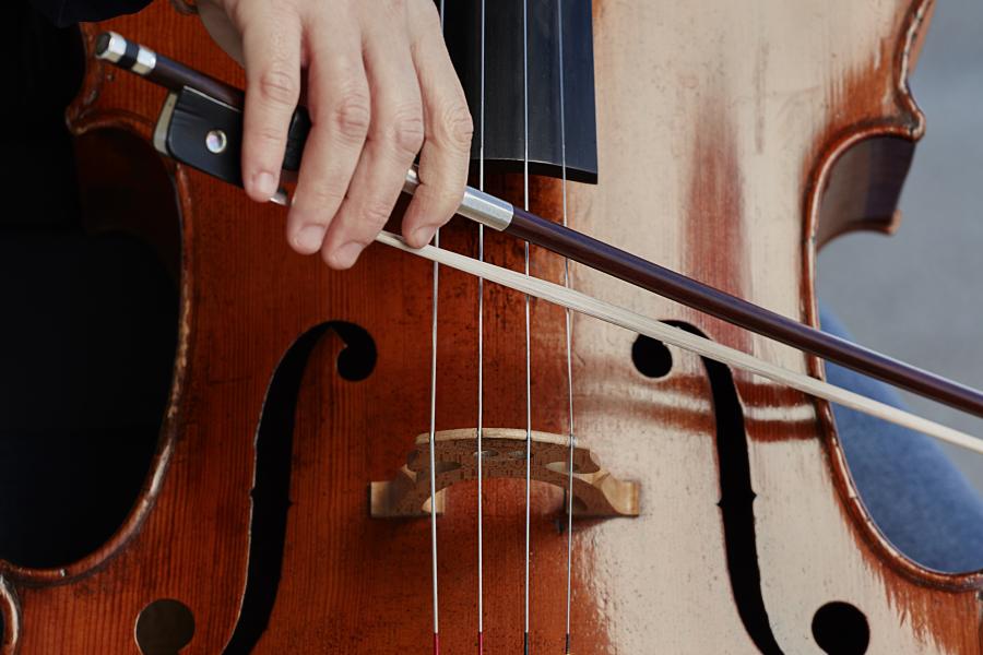 iemand speelt cello