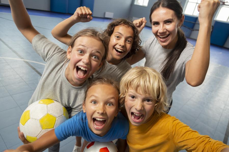 kinderen sporten blij