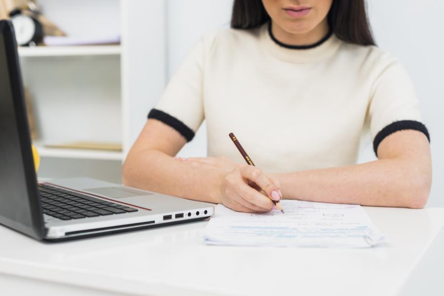 vrouw zit achter bureau