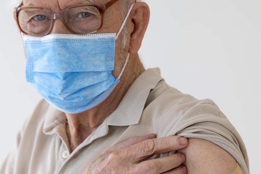 oudere man krijgt coronavaccin