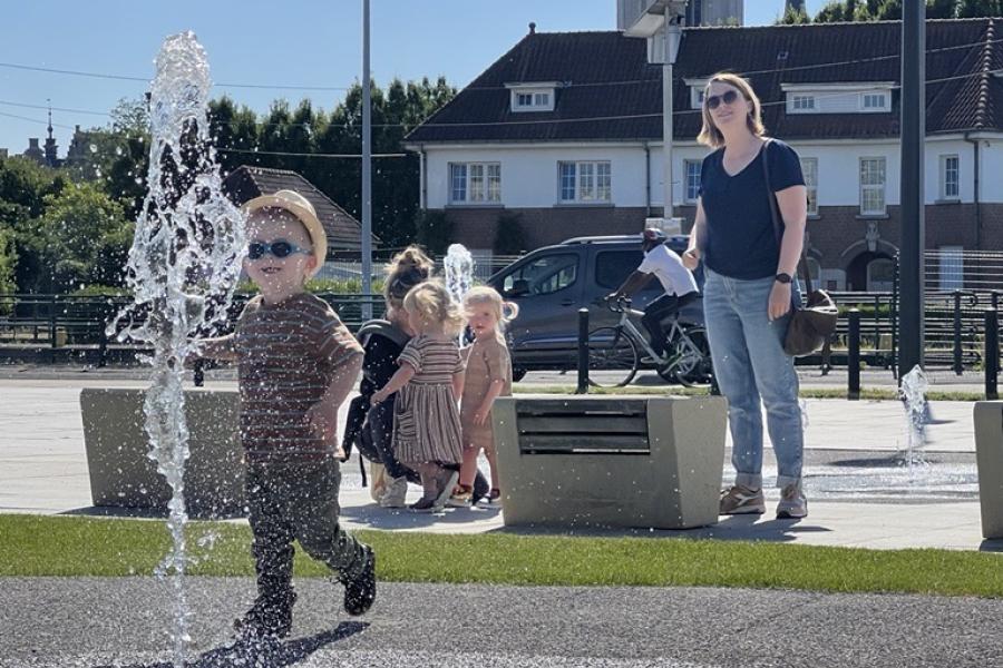 kind op de waterspeeltuin