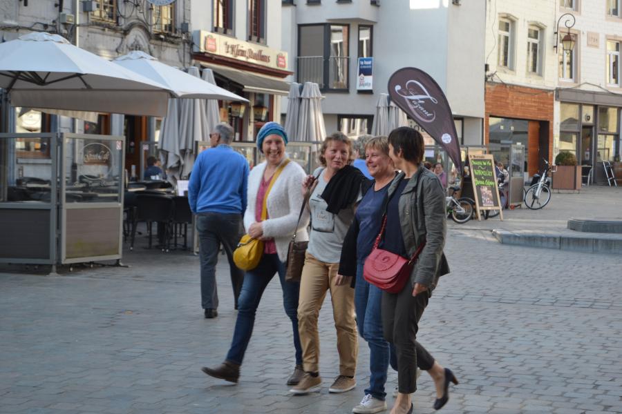 vriendinnen winkelen samen