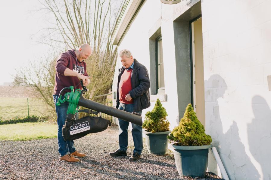 buren helpen elkaar copiright Kevin Faingnaert