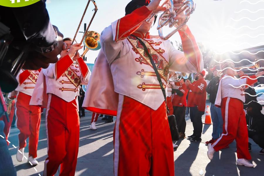 Mensen spelen op muziekinstrumenten