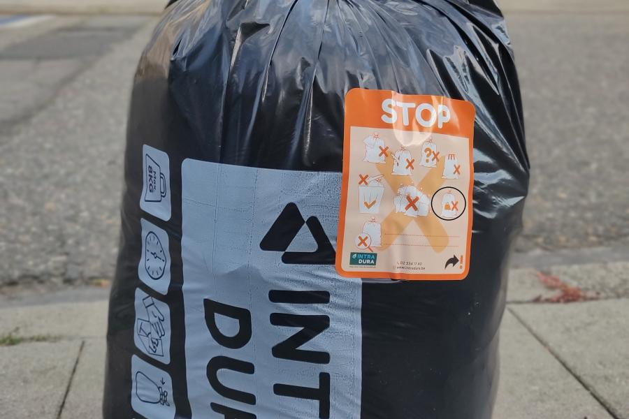 afvalzak met sticker