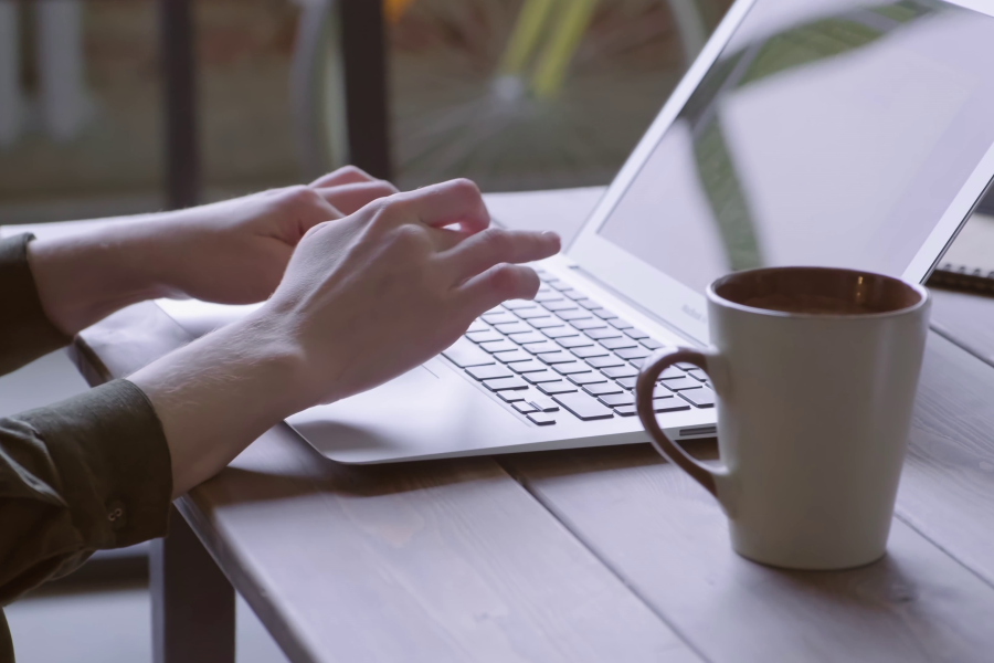 persoon werkt op computer