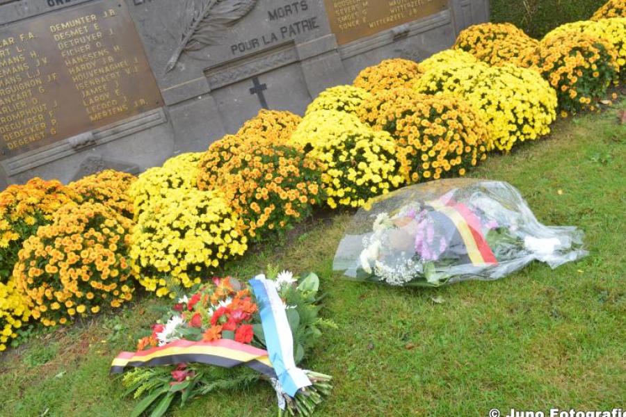 bloemen bij standbeeld