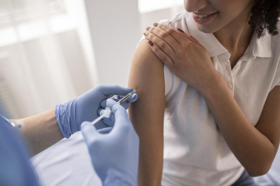 vrouw krijgt vaccin