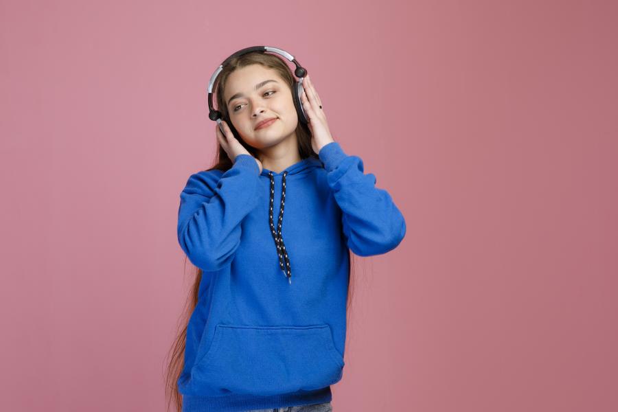 meisje luistert naar podcast