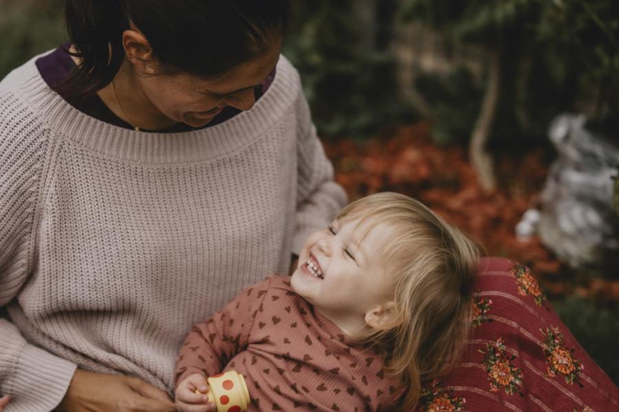 kindje speelt bij onthaalouder  (c) Hilde Lenaerts