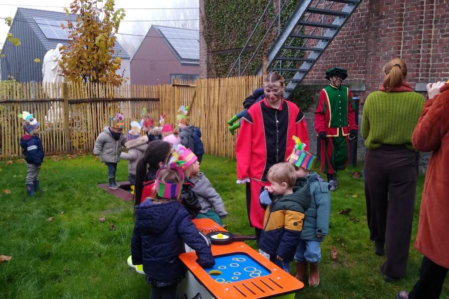kleine kindjes spelen op de speeltuin
