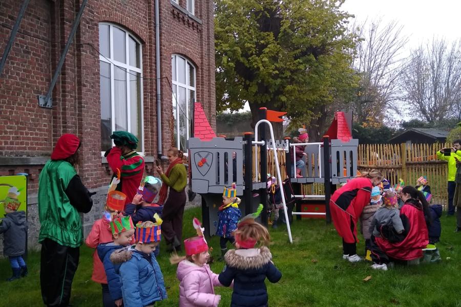 kleine kindjes spelen op de speeltuin met pieten