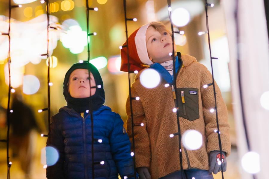 Kinderen achter kerstverlichting (c) Kevin Faignaet