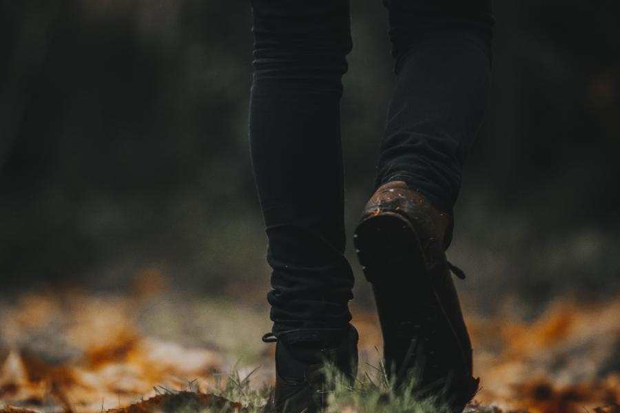 persoon loopt met een lampje