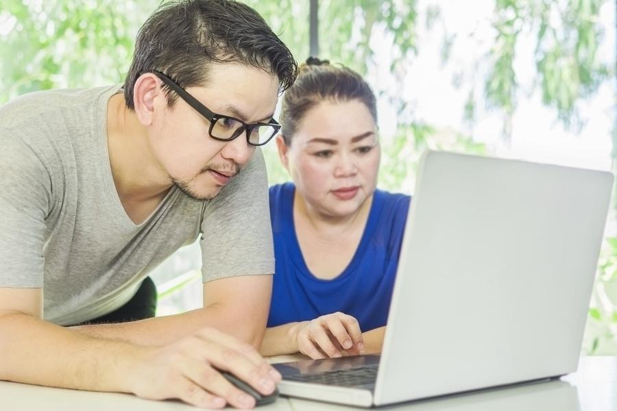 ouders achter de computer