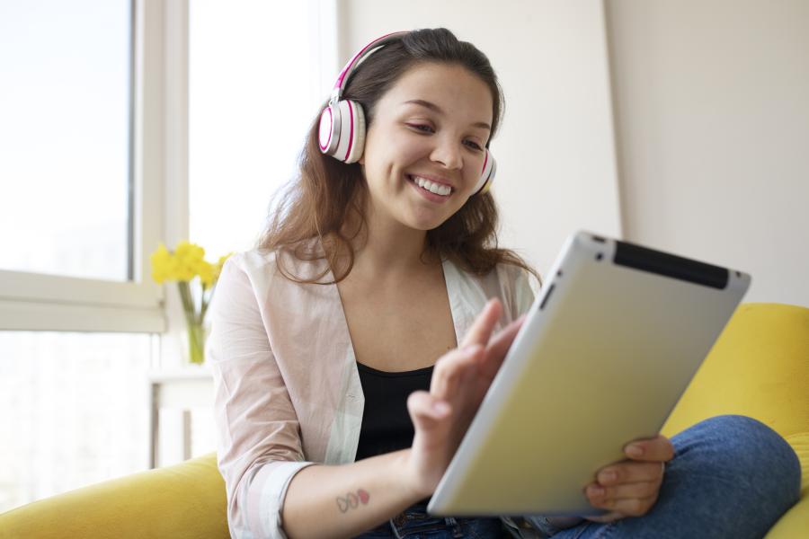 dame doet vanuit haar zetel een videocall