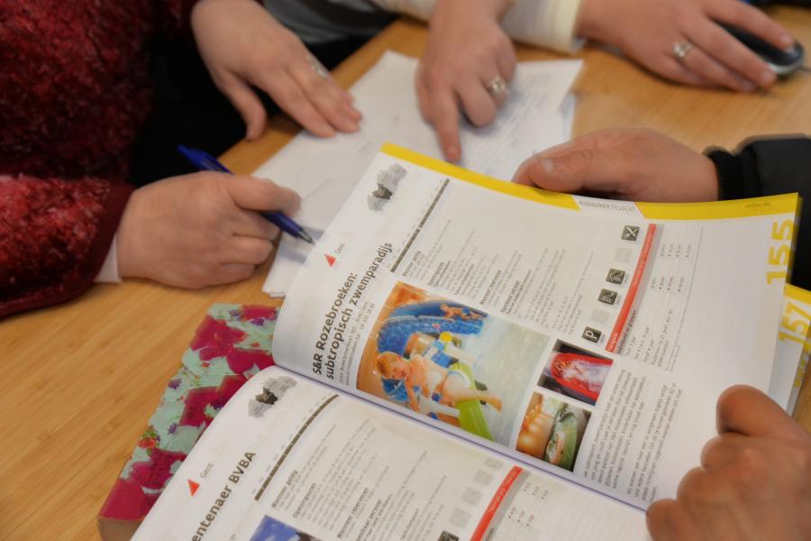 mensen kijken in een brochure