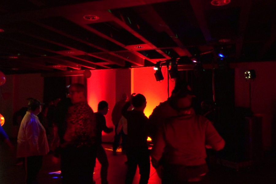 feestende mensen op het valentijnsbal