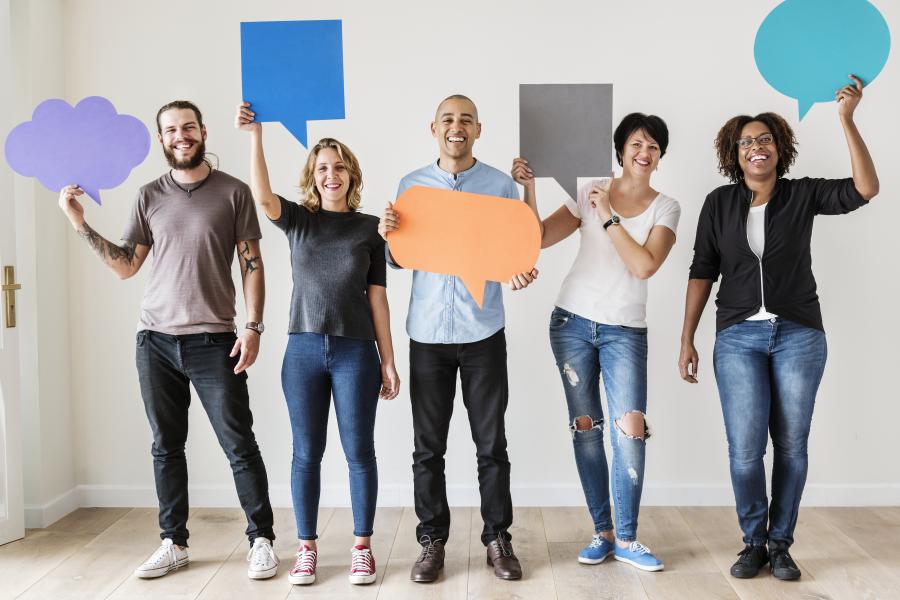 Verschillende mensen met een tekstballon