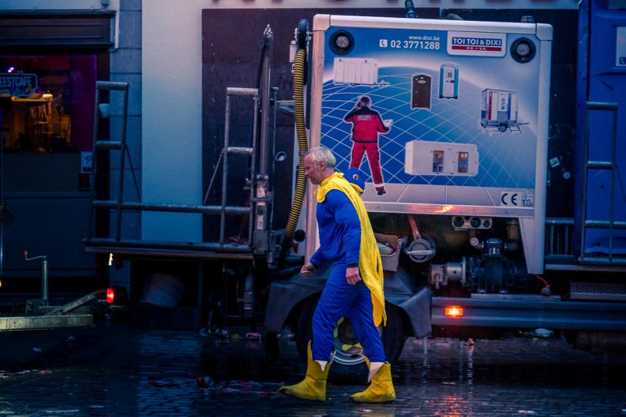 een superheld druipt af