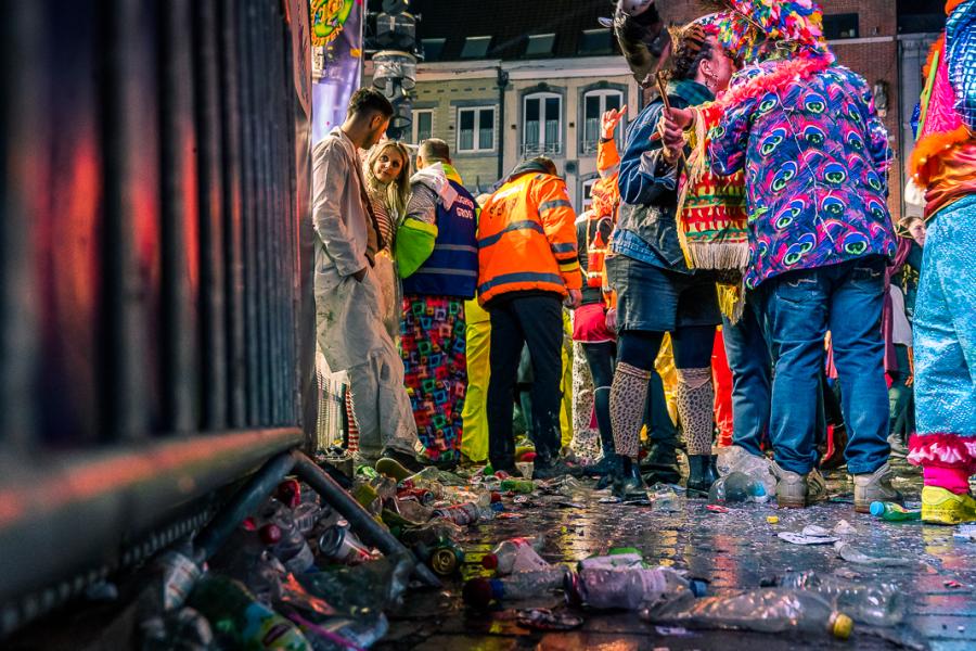 laatste feestvierders aan het podium