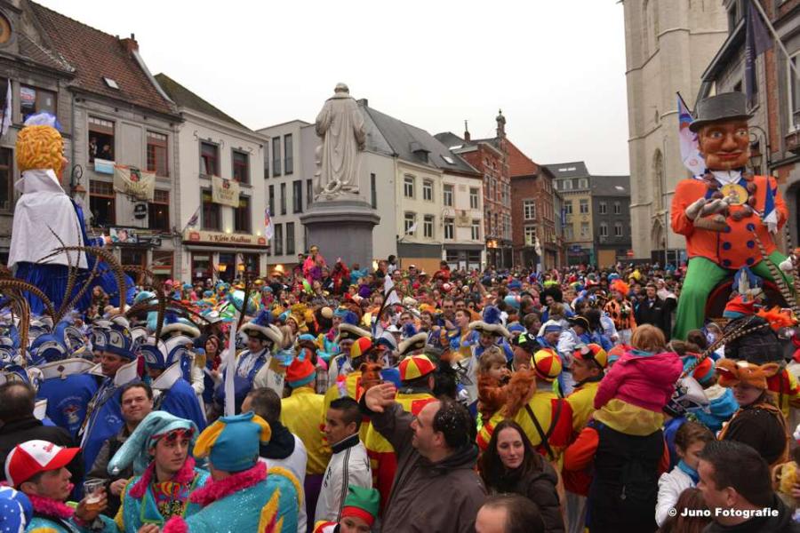 Grote markt vol carnavalisten