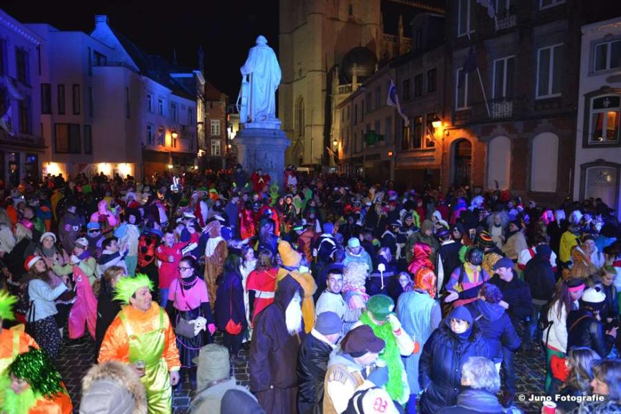 Grote markt vol carnavalisten