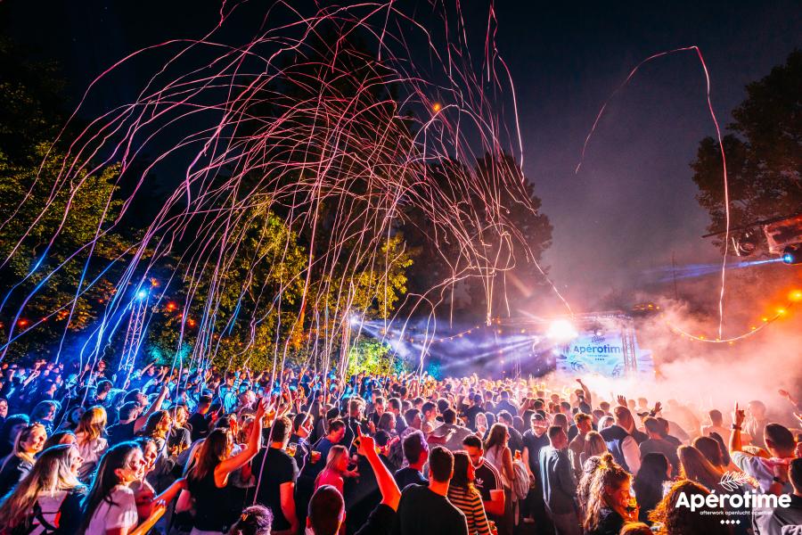 mensen staan samen te feesten op het plein