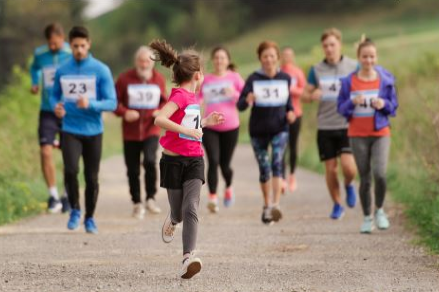 Volwassenen en kinderen lopen