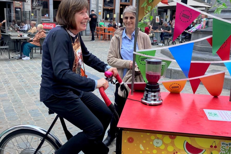 Dame fietst op de fruitpersbakfiets