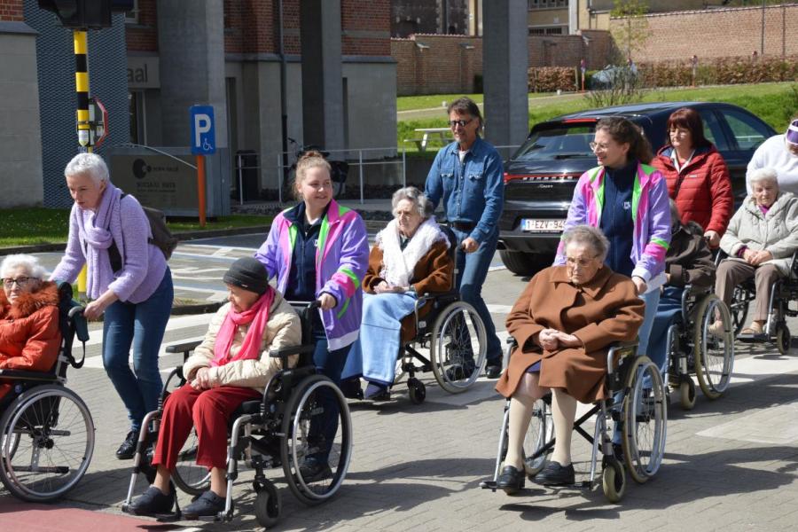 bewoners en begeleiders samen onderweg