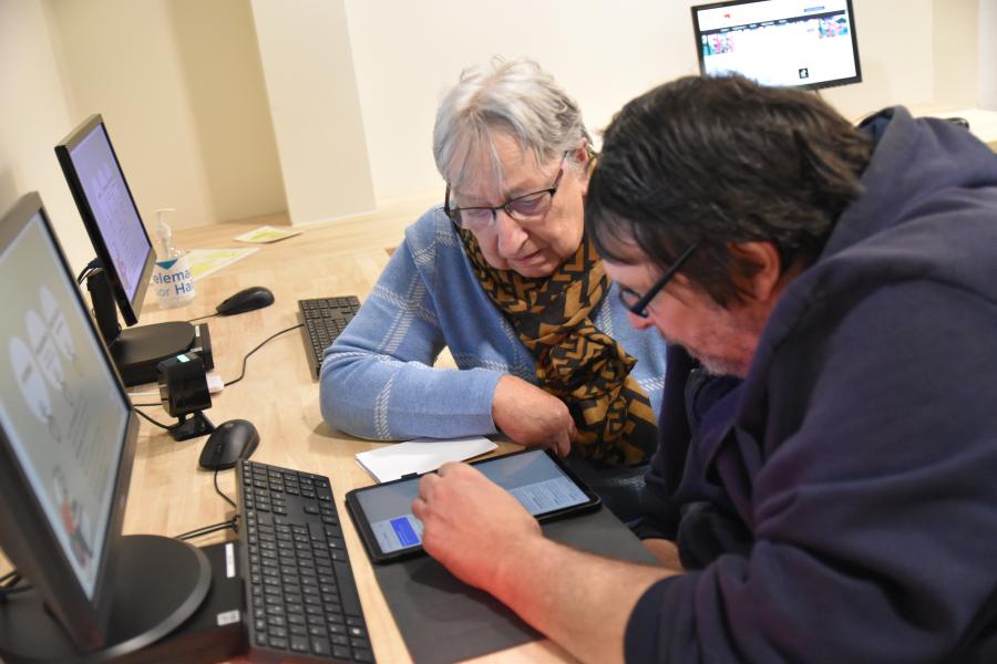 Vrouw wordt geholpen op de digiplek