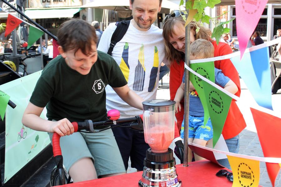 Jongen fietst op de fruitpersbakfiets