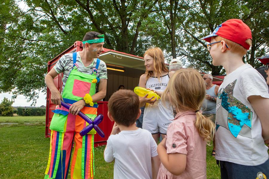 Mensen maken plezier op de inwonersdrink (c) Layla Aerts