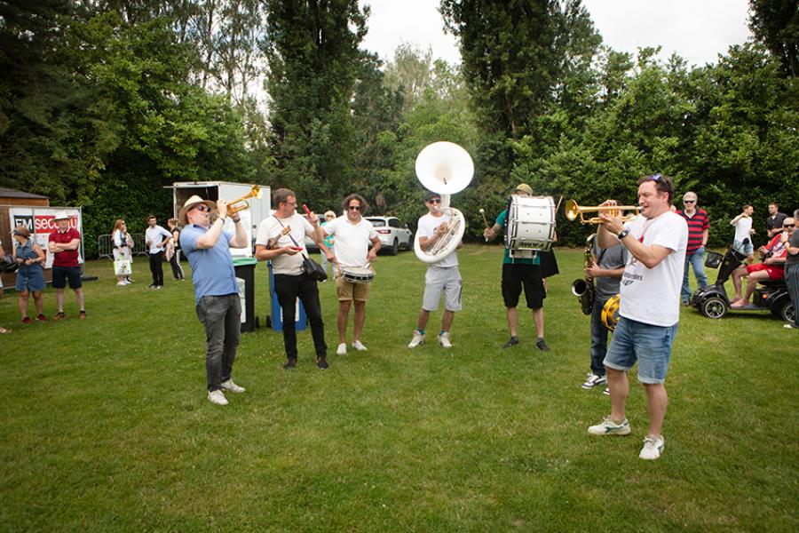 Mensen maken plezier op de inwonersdrink (c) Layla Aerts