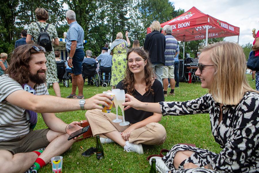 Mensen drinken samen iets op de inwonersdrink (c) Layla Aerts